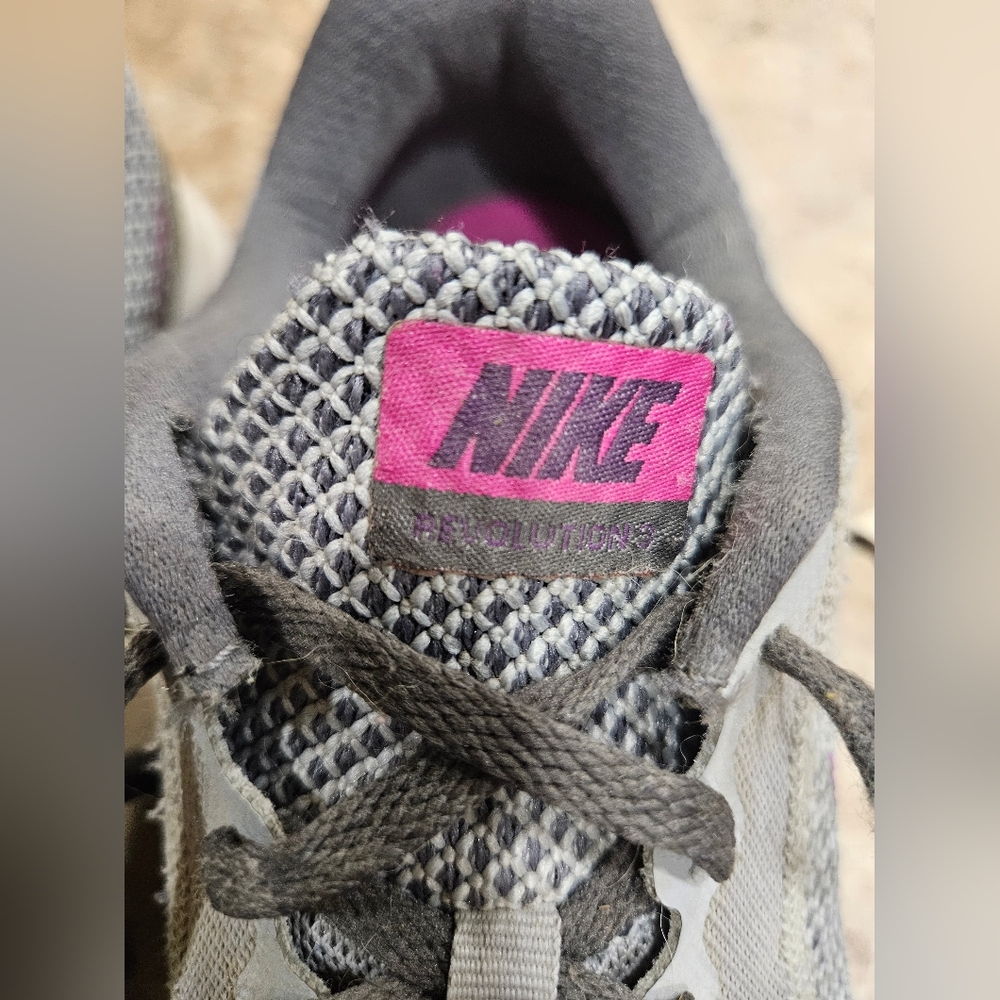 Nike shoes - Picture 2 of 16